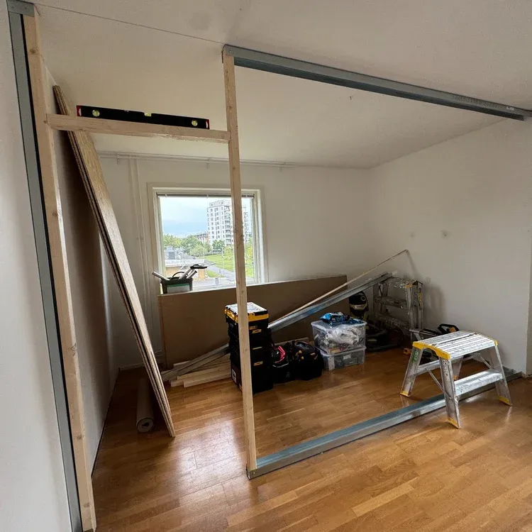 Snickare sätter upp innervägg i lägenhet i Mölndal